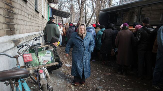 Раздача продуктов питания в Дебальцево. Архивное фото