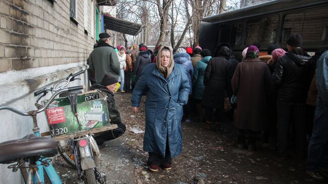 Раздача продуктов питания в Дебальцево. Архивное фото