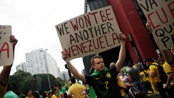 Протесты в Бразилии, направленные против президента страны Дилмы Русеф
