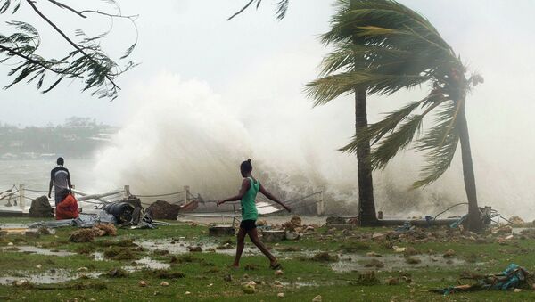Жители столицы Вануату Порт-Вилы во время циклона Пэм