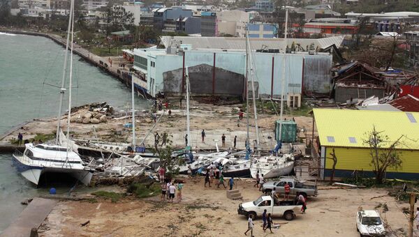 Поврежденные в результате циклона Пэм лодки в столице Вануату