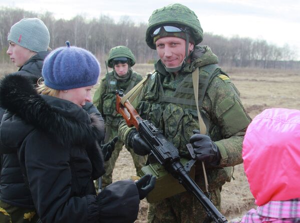 Военнослужащие знакомят зрителей с образцами вооружения во время военно-патриотической акции Вахта Героев