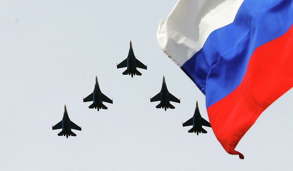 Летчики авиационной группы Русские витязи во время военно-патриотической акции Вахта Героев