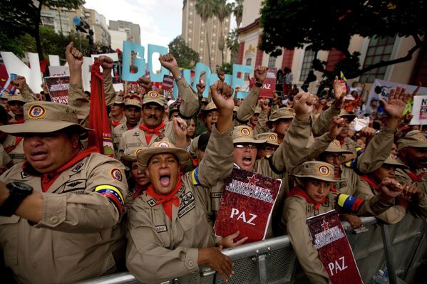 Сотрудники полиции имени Боливара во время про-правительственной демонстрации неподалеку от президентского дворца в Каракасе. 15 марта 2015