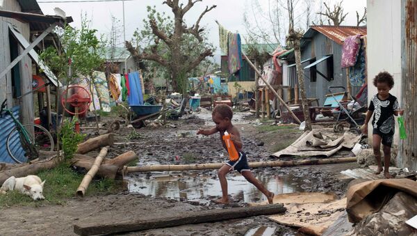 Дети на улице Порт-Вилы, столицы Вануату, поврежденной в результате циклона Пэм