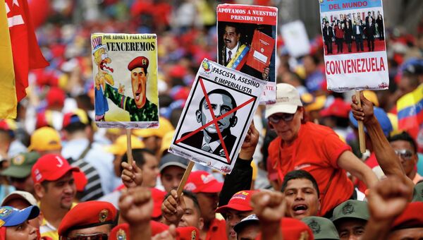 Сторонники президента Венесуэлы Николаса Мадуро во время анти-империалистического митинга в Каракасе. 15 марта 2015