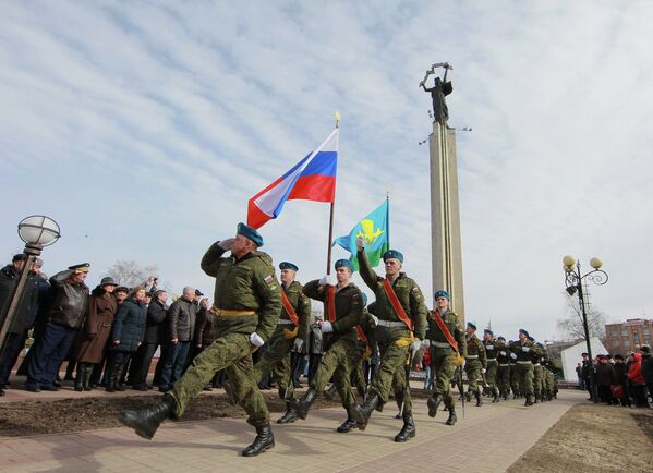 Торжественное прохождение почетного караула во время военно-патриотической акции Вахта Героев