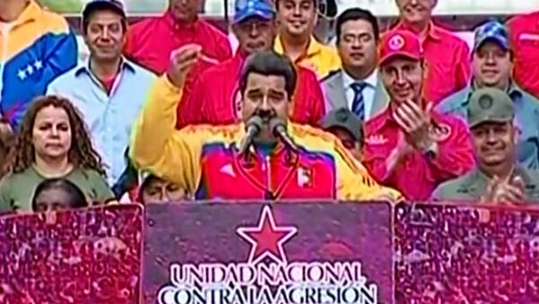 Жители Каракаса с флагами и плакатами вышли поддержать президента Венесуэлы