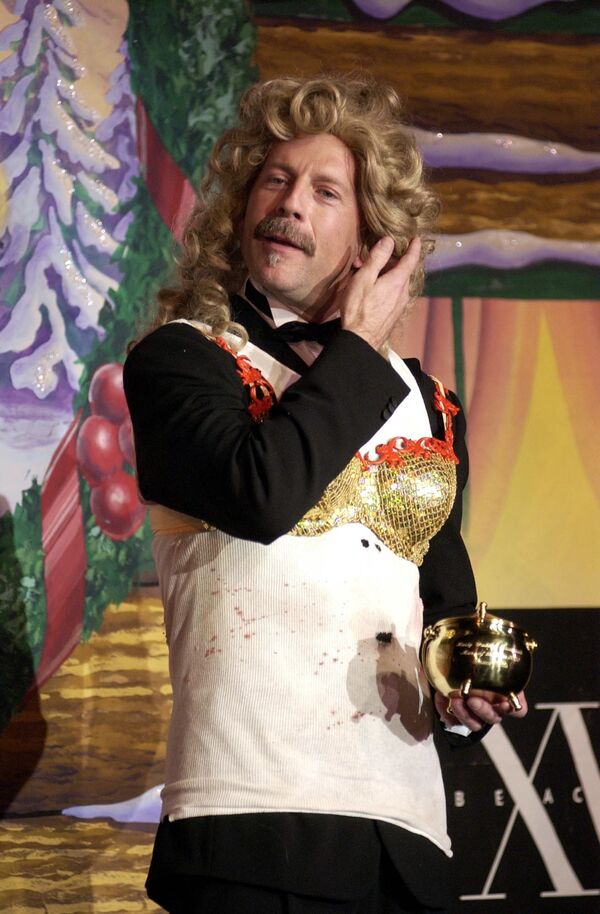 Американский актер Брюс Уиллис после получения звания Человек года и вручения традиционного котелка Harvard’s Hasty Pudding театральным сообществом Гарварда. 2002