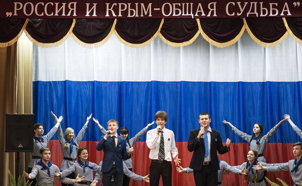 Учащиеся выступают по случаю празднования годовщины Крымской весны в городе Симферополе