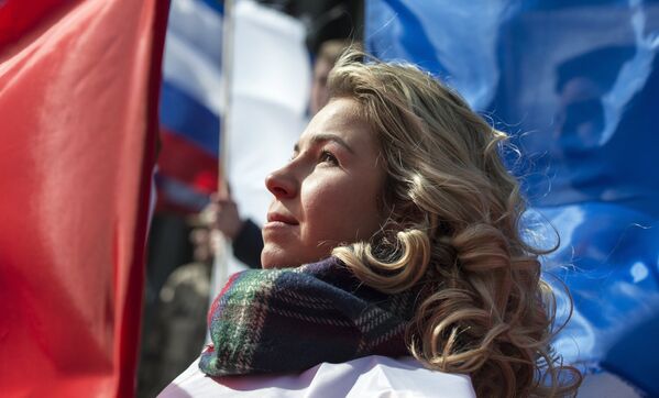 Участница торжественного митинга по случаю празднования годовщины Крымской весны в Симферополе