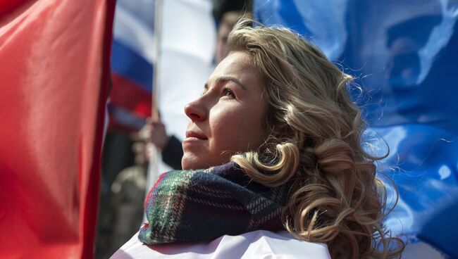 Участница торжественного митинга по случаю празднования годовщины Крымской весны в Симферополе Участница торжественного митинга по случаю празднования годовщины Крымской весны в Симферополе