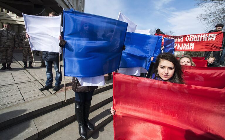 Участники торжественного митинга по случаю празднования годовщины Крымской весны в Симферополе