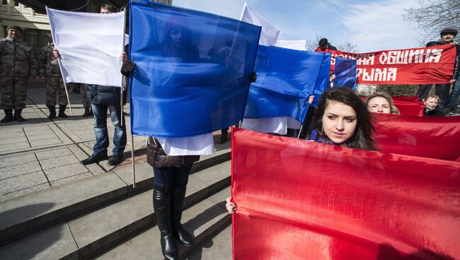 Участники торжественного митинга по случаю празднования годовщины Крымской весны в Симферополе