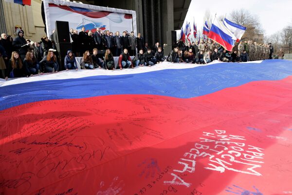 Участники торжественного митинга по случаю празднования годовщины Крымской весны в Симферополе