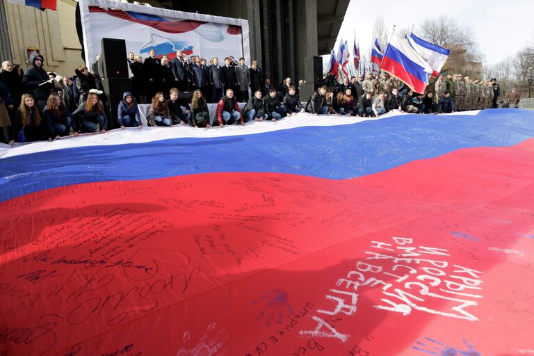 Участники торжественного митинга по случаю празднования годовщины Крымской весны в Симферополе