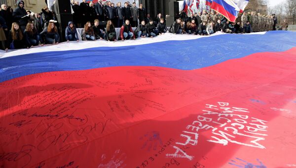 Участники торжественного митинга по случаю празднования годовщины Крымской весны в Симферополе