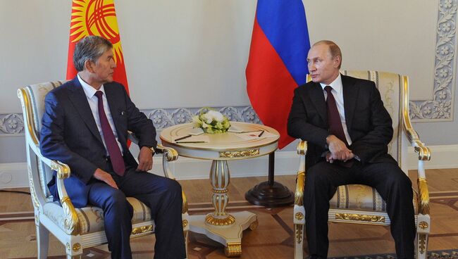 Президент РФ В.Путин встретился с главой Киргизии А.Атамбаевым в Стрельне