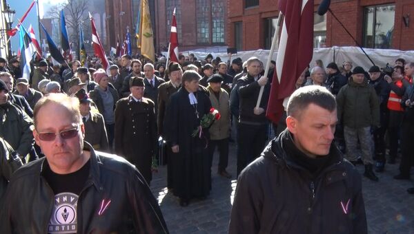 Ветераны-легионеры Waffen SS с флагами и цветами прошли по центру Риги