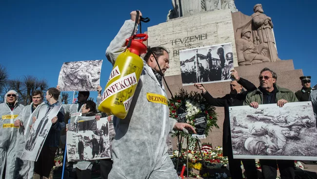 Антифашисты на акции протеста против публичных мероприятий по случаю дня памяти латышского легиона Ваффен СС у памятника Свободы в Риге