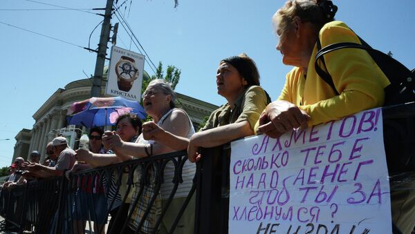 Жители Донецка во время акции против украинского олигарха Рината Ахметова. Архивное фото