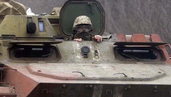 Украинский военный на бронемашине. Архивное фото