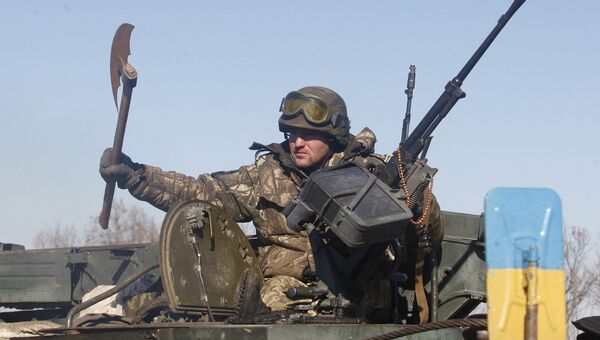 Украинский военный с секирой на бронемашине, архивное фото