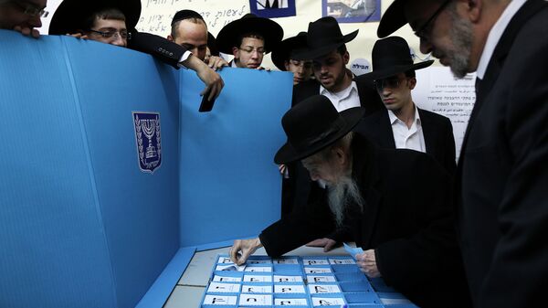 Ультраортодоксальный раввин Гершон Эдельштейн принимает участие в голосовании на выборах в Израиле. Архивное фото