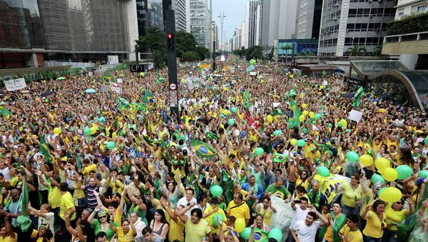 Многотысячная акция протеста против действующего президента Брасилии Дилмы Русеф в Сан-Паулу. 15 марта 2015