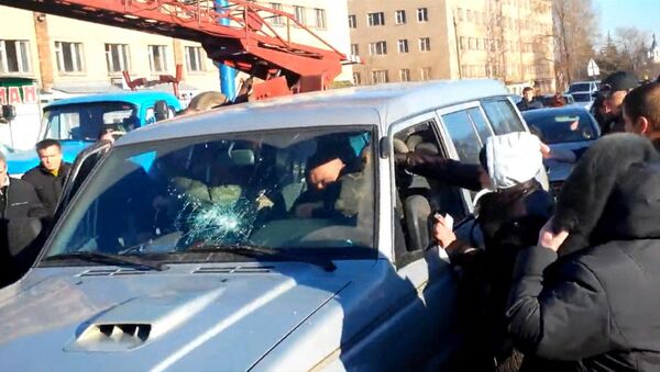 Кадр из видео, на котором жители Константиновки набросились на военных после гибели девочки в ДТП