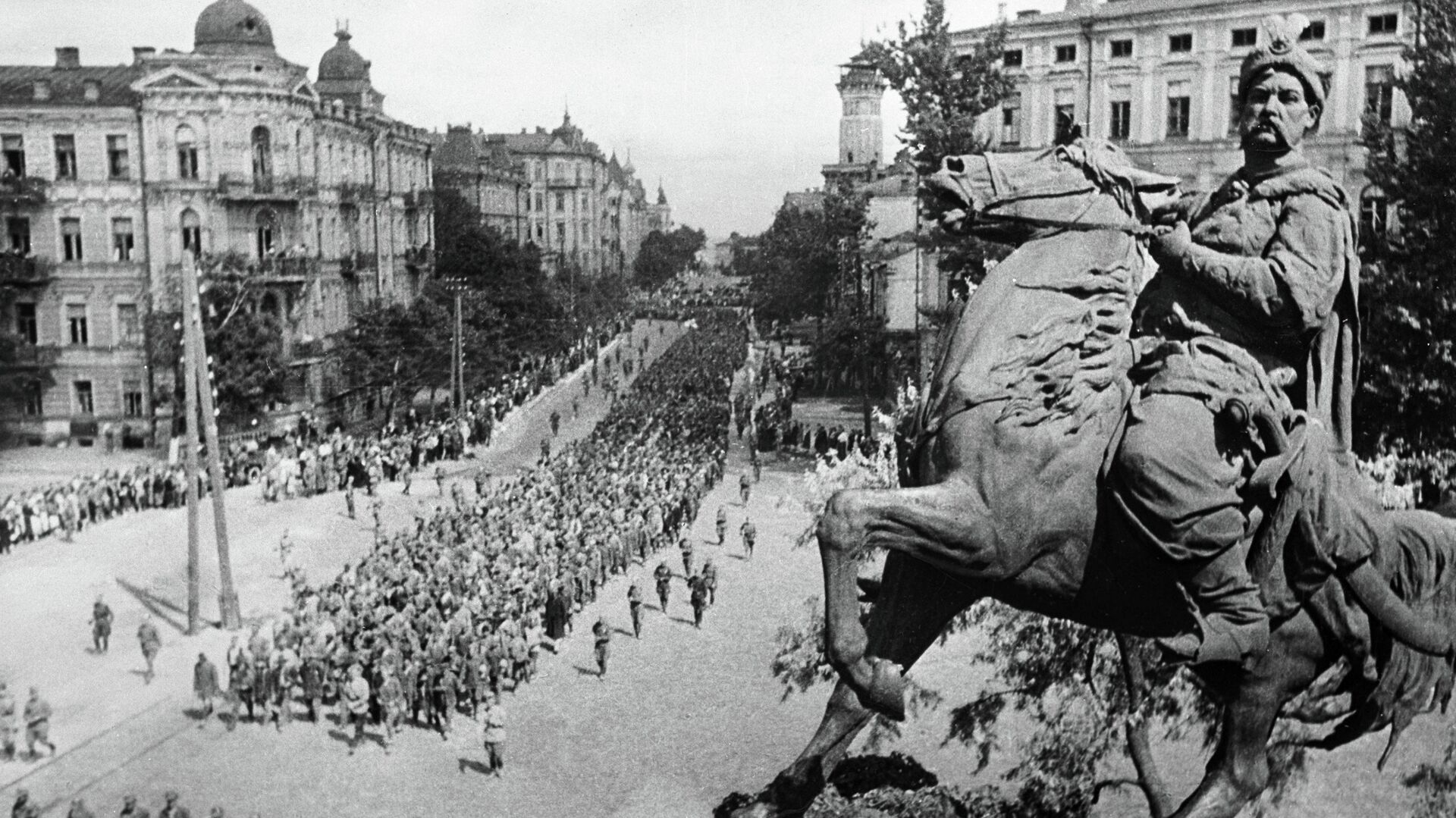 Колонны пленных идут по Киеву - РИА Новости, 1920, 06.11.2023