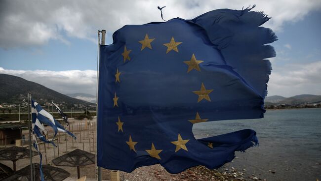 Порванные ветром флаги ЕС и Греции в Афинах. Архивное фото