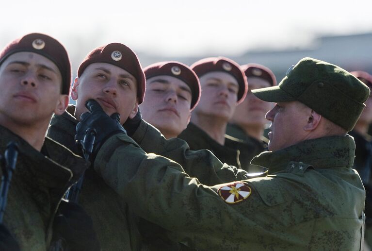 Военнослужащие Отдельной дивизии оперативного назначения им. Дзержинского внутренних войск МВД России во время тренировки к Параду Победы