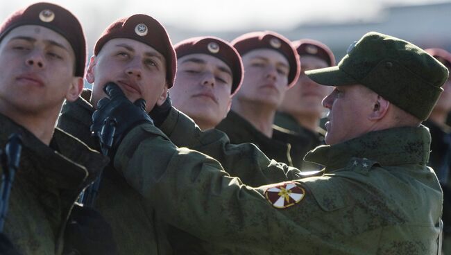 Военнослужащие Отдельной дивизии оперативного назначения им. Дзержинского внутренних войск МВД России. Архивное фото