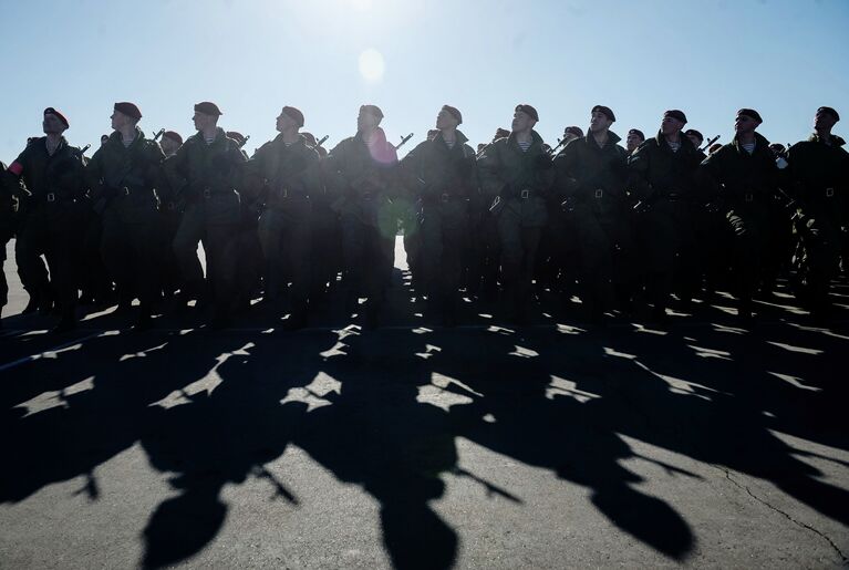 Военнослужащие Отдельной дивизии оперативного назначения им. Дзержинского внутренних войск МВД России во время тренировки к Параду Победы