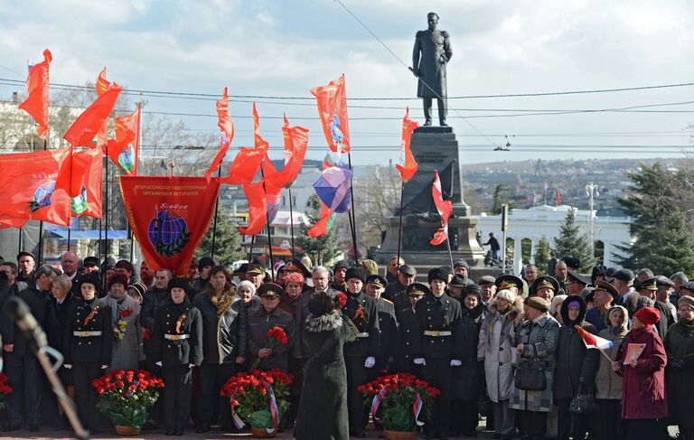 Церемония возложения цветов к мемориалу Героическим защитникам города Севастополя