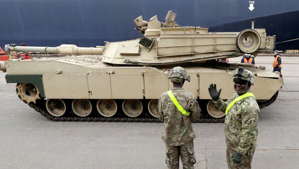 Американский танк Абрамс в порту Риги, Латвия
