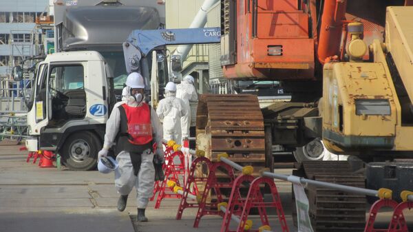 Ликвидаторы около 4 блока АЭС Фукусима. Архивное фото