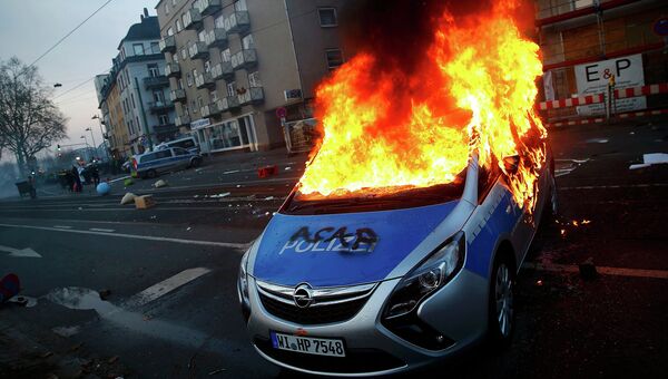 Машина полиции подожженная протестующими во Франкфурте, Германия