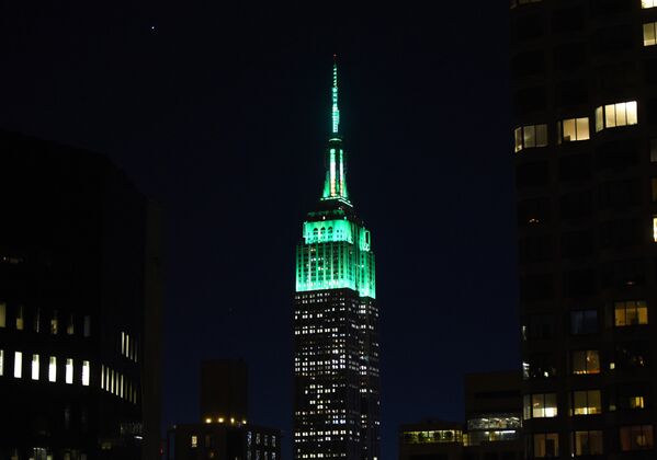 Эмпайр-стейт-билдинг в Нью-Йорке с зеленой подсветкой в честь Дня святого Патрика