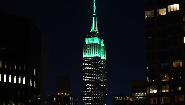 Эмпайр-стейт-билдинг в Нью-Йорке с зеленой подсветкой в честь Дня святого Патрика