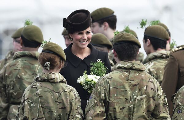 Герцогиня Кембриджская Кэтрин во время визита в кадетское училище в День святого Патрика