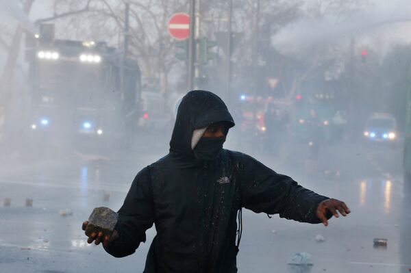 Один из участников анти-капиталистического движения Blockupy во время беспорядков