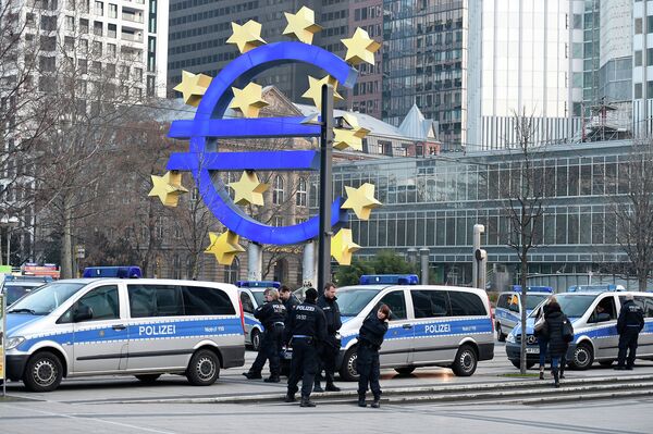 Полиция у здания Европейского национального банка во время беспорядков