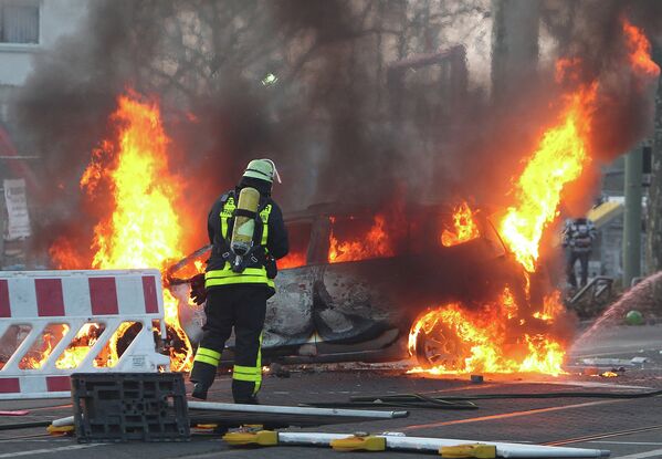Пожарный во время беспорядков на улицах Франкфурта-на-Майне