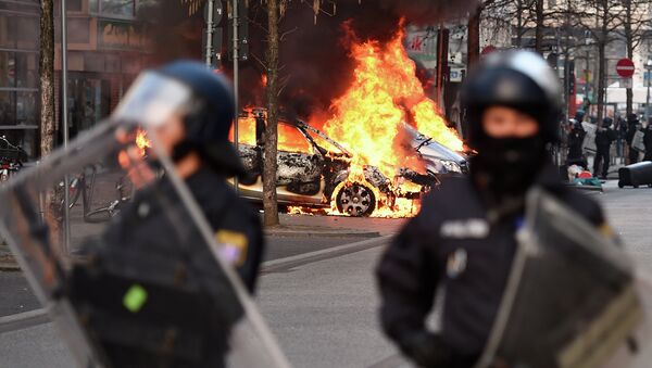 Полиция во время беспорядков на улицах Франкфурта-на-Майне