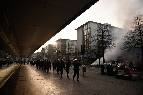 Полиция во время беспорядков на улицах Франкфурта-на-Майне