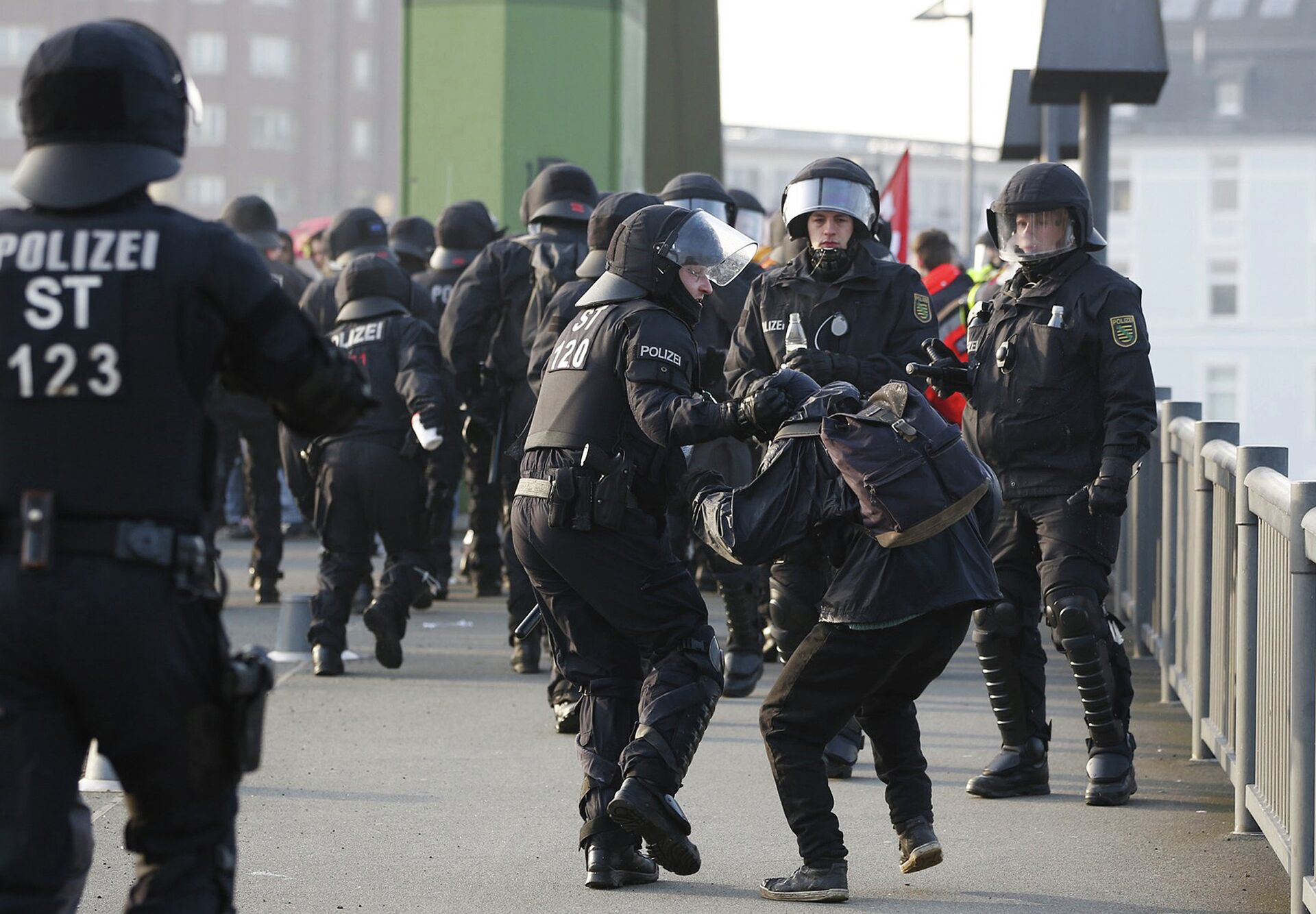 Акция протеста по случаю открытия во Франфурте-на-Майне нового офиса ЕЦБ Акция протеста по случаю открытия во Франфурте-на-Майне нового офиса ЕЦБ - РИА Новости, 1920, 11.01.2024