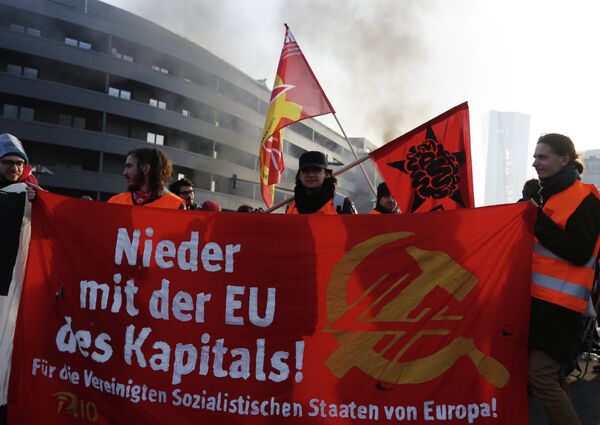 Акция протеста по случаю открытия во Франфурте-на-Майне нового офиса ЕЦБ