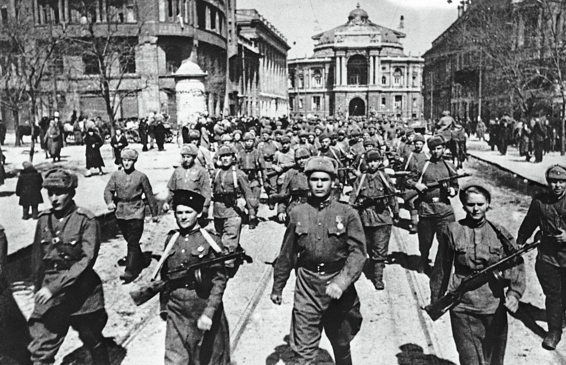 Город Одесса. Советская армия вступает в освобожденный город 10 апреля 1944 года - РИА Новости, 1920, 09.04.2024